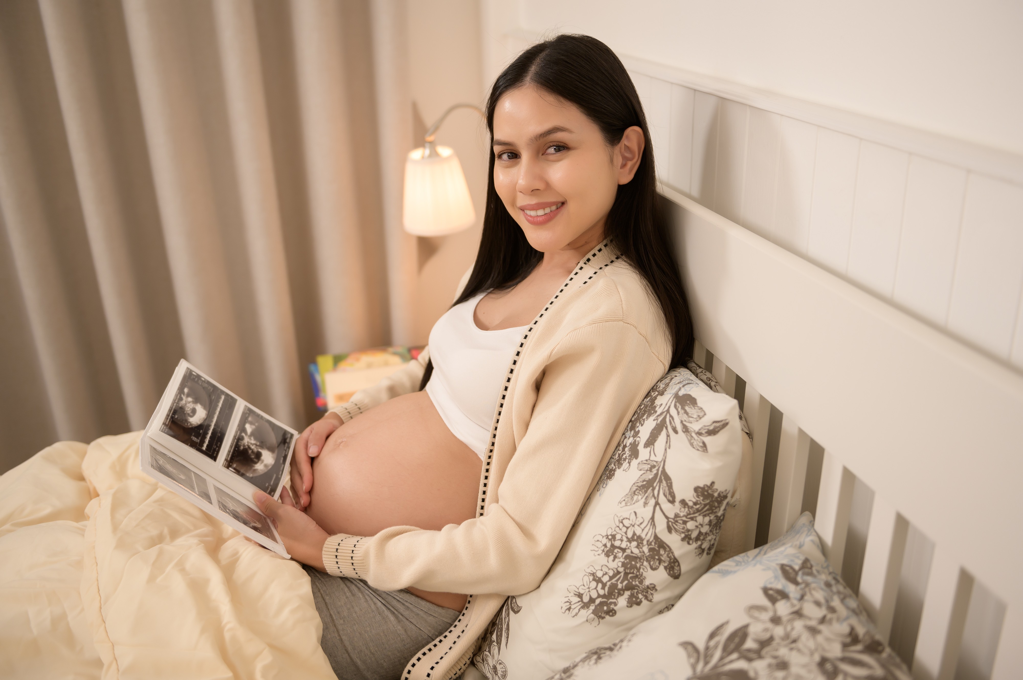 tanda janin sehat trimester kedua, perkembangan janin trimester kedua, kehamilan sehat trimester kedua, gerakan janin normal, Bunda, si Kecil